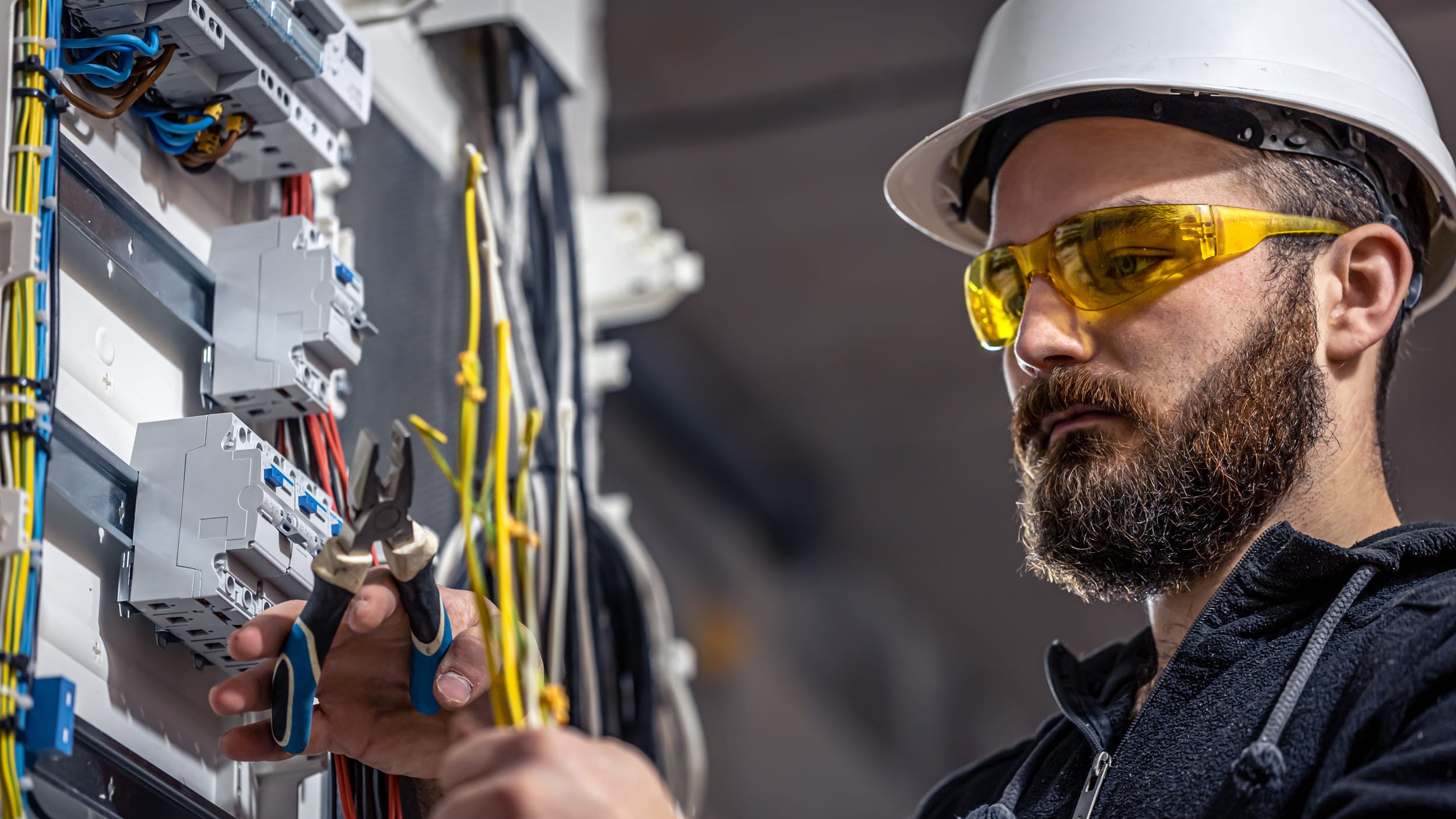 Automatisierungstechnik bei Natur Energietechnik – intelligente Systeme für maximale Effizienz Elektroniker bei der Arbeit an einem Schaltschrank – Automatisierungstechnik und Steuerungssysteme von Natur Energietechnik in der Oberpfalz.